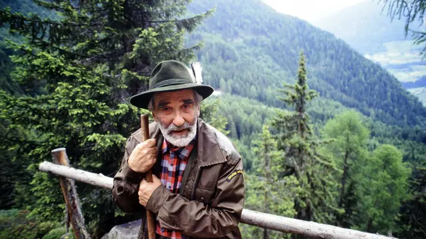 11/07/2001 Lo scrittore Mario Rigoni Stern, sulle Dolomiti, presso Asiago