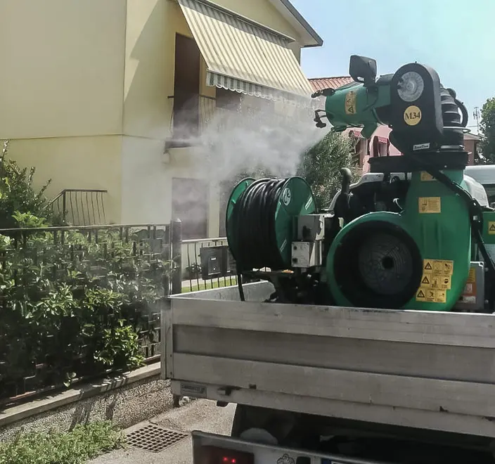 Este (PD), 6 agosto 2018. Disinfestazione intensiva contro zanzara West Nile tra via Piave e via Pelà. Nella foto: