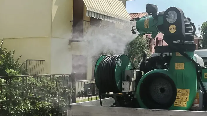 Este (PD), 6 agosto 2018. Disinfestazione intensiva contro zanzara West Nile tra via Piave e via Pelà. Nella foto:
