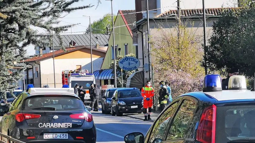 Le forze dell'ordine in forze a Santa Giustina in Colle per l'anziano barricato in casa