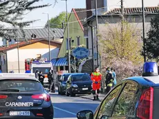 Le forze dell'ordine in forze a Santa Giustina in Colle per l'anziano barricato in casa