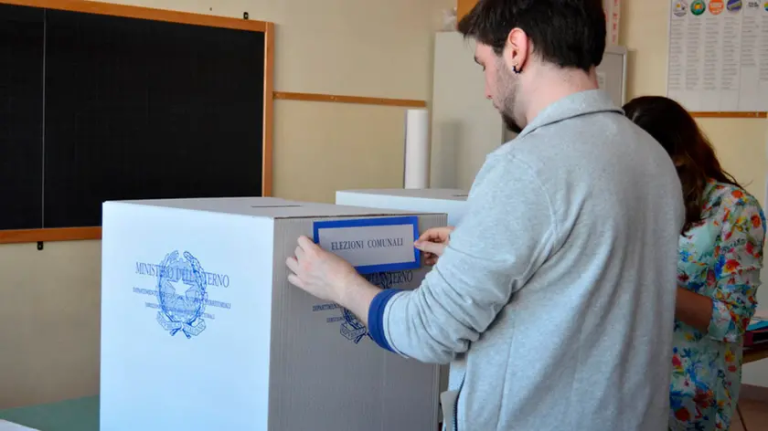 MALAGOLI.ALLESTIMENTO SEGGI SCUOLA SELVAZZANO