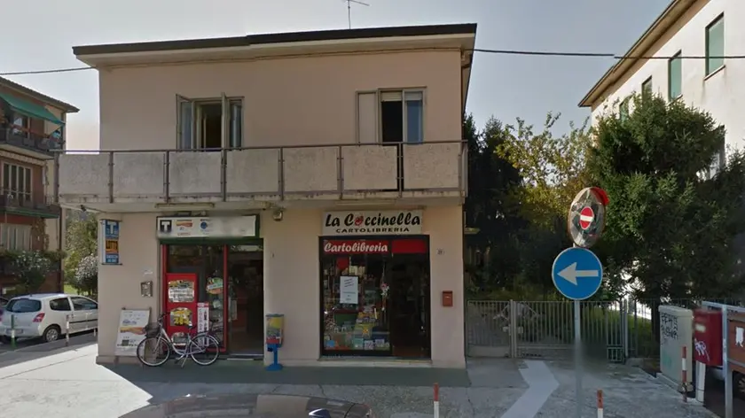 La tabaccheria dei fratelli Barbieri in via Cardinal Callegari