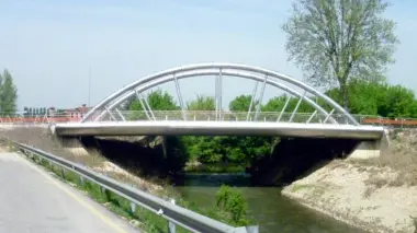 VIABILITA’ CHIUSA. Dal 2008 non si transita per i lavori del ponte