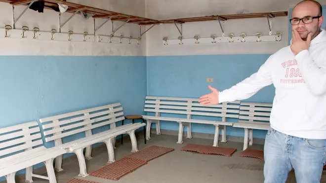 casale di scodosia 07/05/2014 il signor Andrea Muraro spiega come è avvenuto il furto nella foto: gli spogliatoi