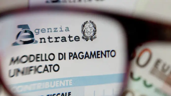 07/12/2012 Imu, tasse sulla casa, euro, moneta, soldi, modello di pagamento unificato, modello unico 740, spesa, crisi finanziaria ed economica, Agenzia delle Entrate.