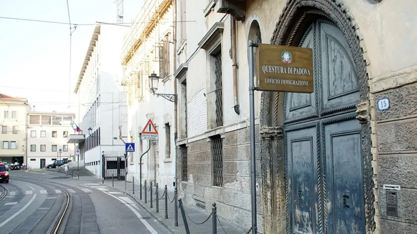 FERRO - AGENZIA BIANCHI - PADOVA - PORTONE INGRESSO UFFICIO IMMIGRAZIONE QUESTURA