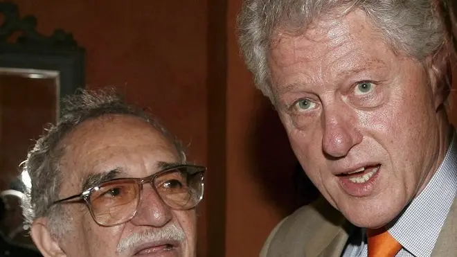 Former US President Bill Clinton (R) embraces Colombian Nobel Literature prize-winner, Gabriel Garcia Marquez, Monday 26 March 2007, during the IV International Congress of the Spanish Language in the city of Cartagena (Colombia). ANSA/Ballesteros