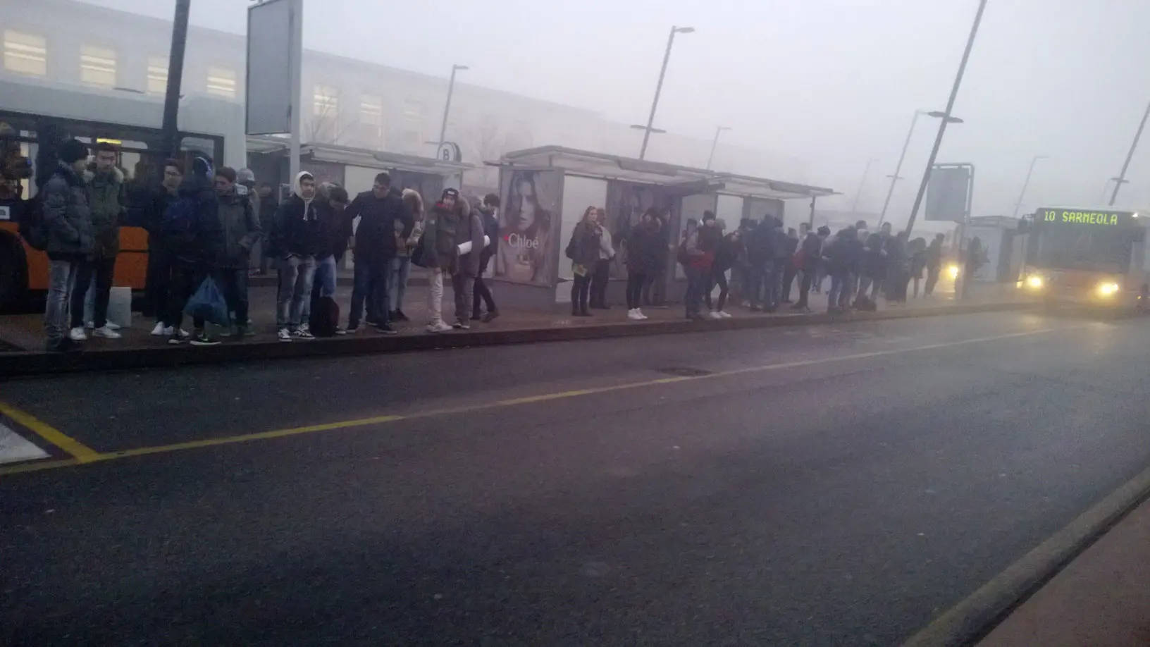 Studenti stamane in stazione in attesa dei bus