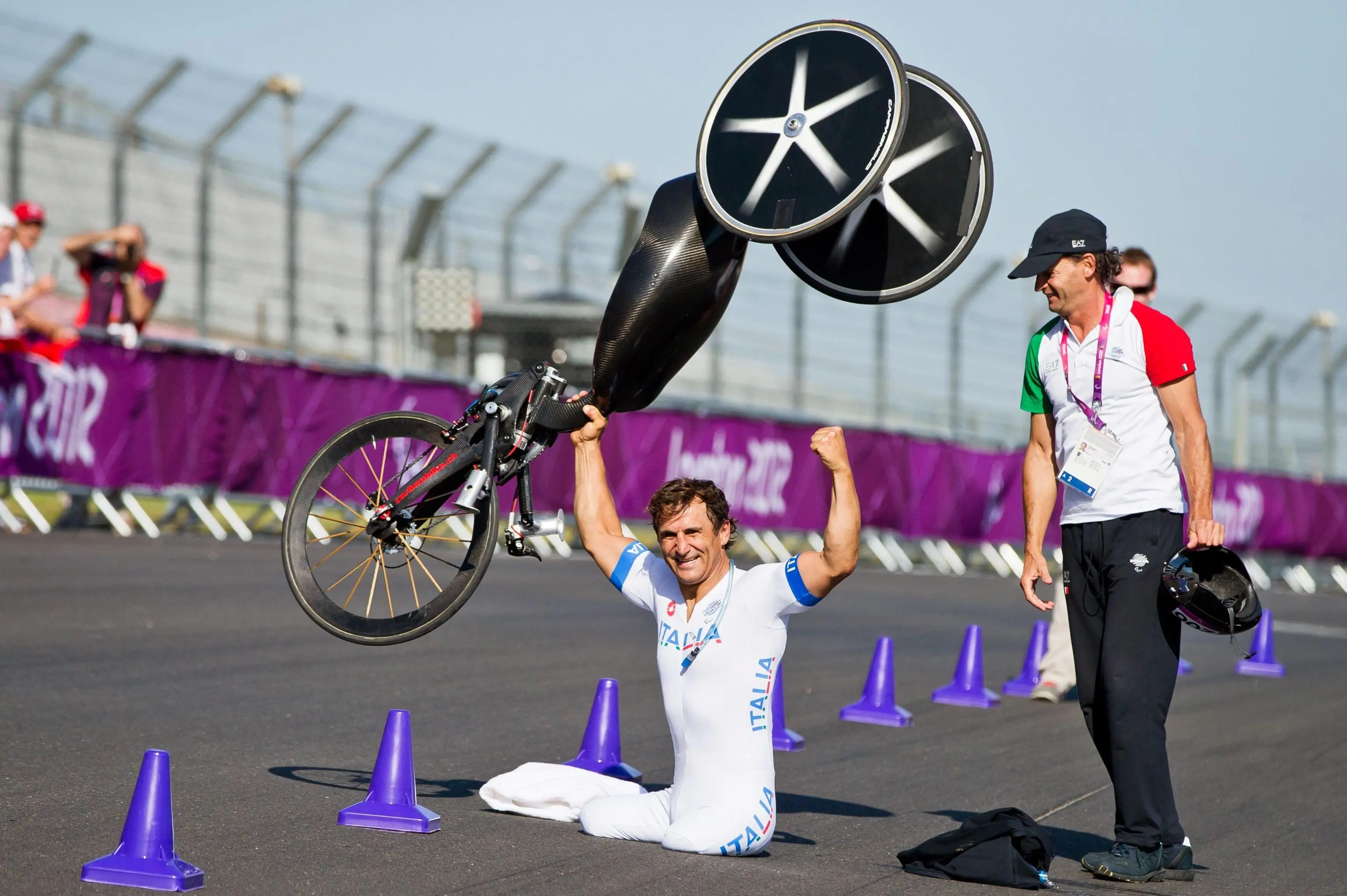 epa03384500 Alessandro Zanardi (C) of Italy celebrates after winning the gold medal in the men's Individual H4 Time Trial of the Cycling Road competitions at Brands Hatch during the London 2012 Paralympic Games in London, Britain, 05 September 2012. EPA/DANIEL KARMANN