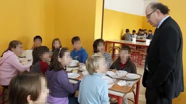 PIRON IN MENSA. L’assessore in visita durante il pranzo a scuola