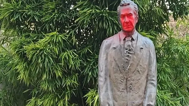 Un particolare della statua di Aldo Moro imbrattata