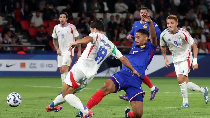 epa11590338 Giacomo Raspadori (L) of Italy scores the 1-3 goal during the UEFA Nations League group B soccer match between France and Italy in Paris, France, 06 September 2024. EPA/MOHAMMED BADRA