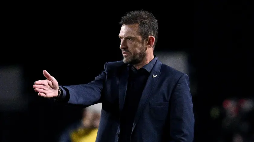 epa11368091 Melbourne Victory head coach Tony Popovic gestures during the A-League Men Grand Final match between the Central Coast Mariners and the Melbourne Victory at Industree Group Stadium in Gosford, Australia, 25 May 2024. EPA/DAN HIMBRECHTS AUSTRALIA AND NEW ZEALAND OUT