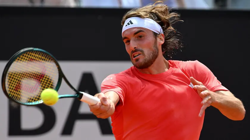 epa11336886 Stefanos Tsitsipas of Greece hits a forehand during his men's singles third round match against Cameron Norrie of Great Britain at the Italian Open tennis tournament in Rome, Italy, 13 May 2024. EPA/ETTORE FERRARI