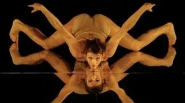 Una delle coreografie che i Momix presenteranno a Bassano