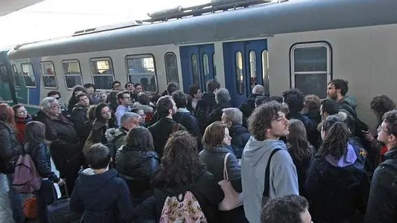 CARRAI - PENDOLARI TRENO PER MANTOVA.