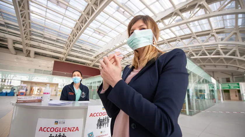 Monselice (PD), 8 Marzo 2020. Ospedale di Monselice riapre dopo la chiusura. Nella foto: i visitatori vengono dotati di mascherina e gel disinfettante.