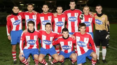 COSI’ IN CAMPO La formazione Piovese fotografata a centrocampo prima del calcio d’inizio di ieri sera sul terreno di Mogliano Veneto