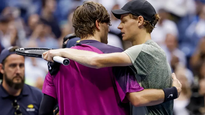 epa11590474 Jannik Sinner (R) of Italy greets Jack Draper (L) of Great Britain after Sinner defeated Draper in strait sets of their men's semifinals match of the US Open Tennis Championships at the USTA Billie Jean King National Tennis Center in Flushing Meadows, New York, USA, 06 September 2024. EPA/JOHN G. MABANGLO