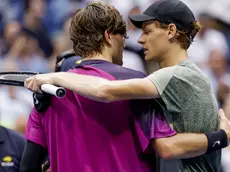epa11590474 Jannik Sinner (R) of Italy greets Jack Draper (L) of Great Britain after Sinner defeated Draper in strait sets of their men's semifinals match of the US Open Tennis Championships at the USTA Billie Jean King National Tennis Center in Flushing Meadows, New York, USA, 06 September 2024. EPA/JOHN G. MABANGLO