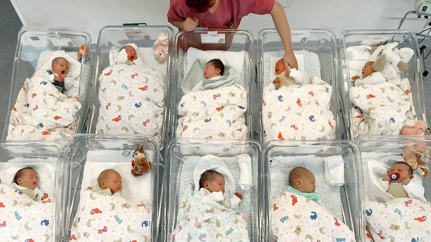 25 Sep 2003, Leipzig, Germany --- Nurse Anja looks after the newborn babies at the St. Eliabeth hospital in Leipzig, Germany. During the past weeks, nine months after Christmas, the hospitals registered a significant increase in the birth rate. --- Image by © Waltraud Grubitzsch/dpa/Corbis..(b. 63).Immagine 42-23775213.jpg da ireope host GRR7 @autore © Waltraud Grubitzsch/dpa/Corbis