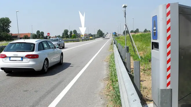 Este, 19 Giu 2013.Installazione di due nuovi autovelox sulla SR 10, in prossimità uscita per Este, Solesino, S. Elena. .ph. Zangirolami