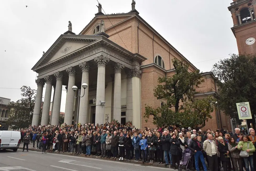 DINELLO - DINO TOMMASELLA - SAN DONA' DI PIAVE - FUNERALE MORIA ORFEI- LA GENTE IN PIAZZA E LUNGO LE STRADE