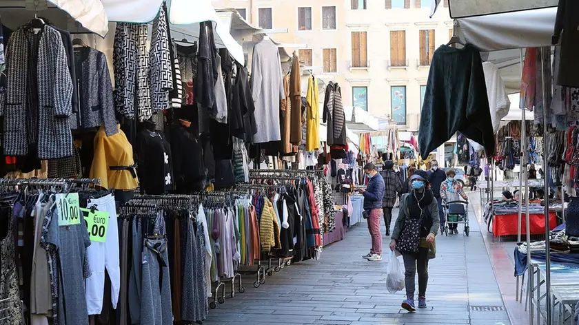 TOME' - AGENZIA BIANCHI - PADOVA - MERCATO ABBIGLIAMENTO NELLE PIAZZE