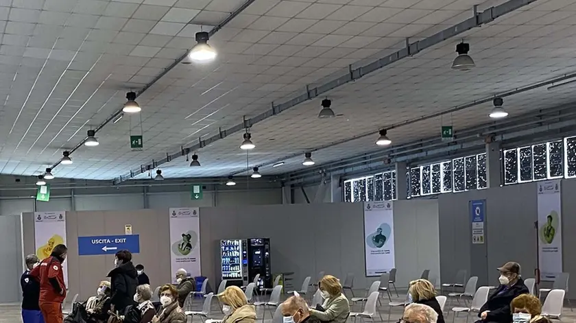 Le persone in Fiera in attesa del vaccino