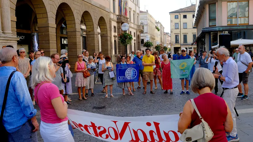 Il sit-in ambientalista sotto Palazzo Moroni (foto Nicola Fossella/Agenzia Bianchi)