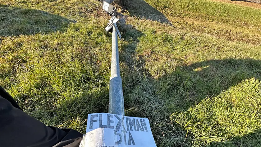 Fleximan in azione a Villa Del Conte: ecco la sua firma sull'autovelox segato con il flessibile