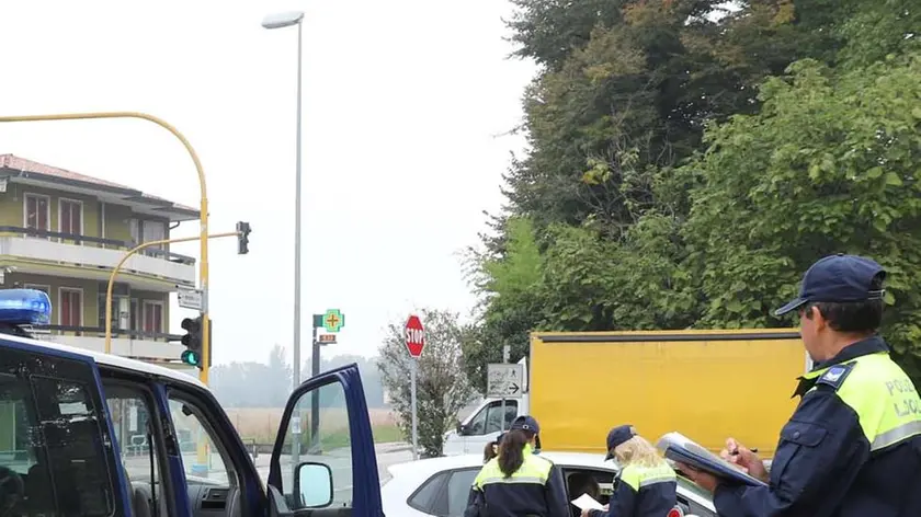 Un controllo della polizia locale sul rispetto dei blocchi anti-smog