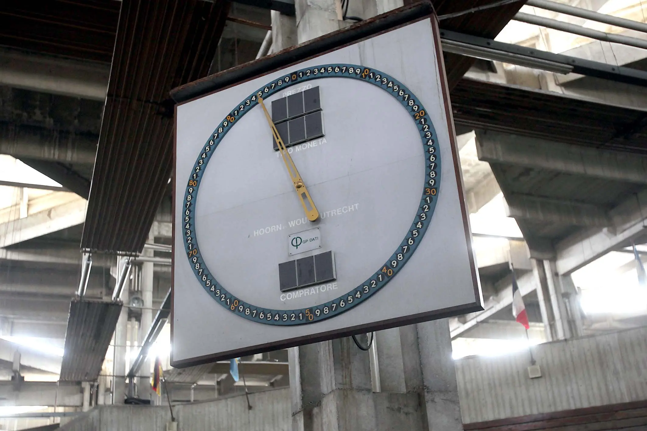 L'orologio-cronometro al centro dell'area riservata alle aste del bestiame