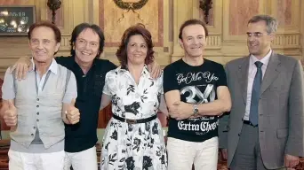 I POOH. Alla presentazione in Provincia e sul palco. A destra la fan Lorylei mostra i biglietti per il concerto già acquistati