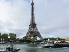 epaselect epa11417308 Sightseeing boats and a police rubber dinghy sail on the Seine river near the landmak Eiffel tower during a rehearsal for the Opening Ceremony of the 2024 Paris Olympic Games, in Paris, France, 17 June 2024. The Olympic Games in the French capital will take place from 26 July to 11 August 2024. EPA/ANDRE PAIN