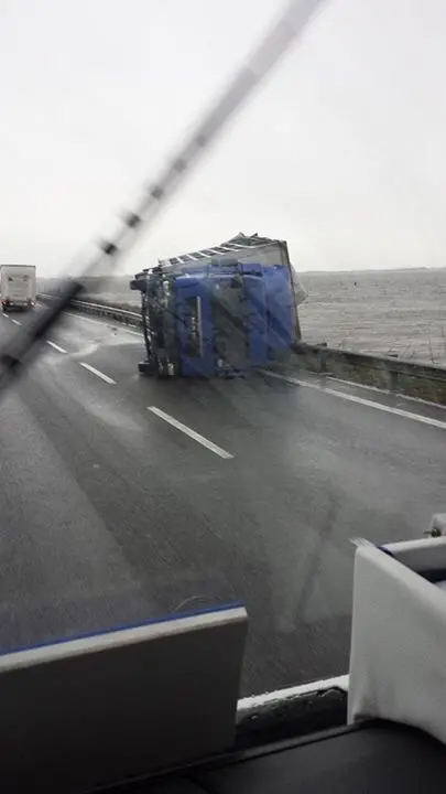 Il camioncino ribaltato dal vento sulla Romea