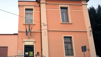 SCUOLA PRATI L’istituto di via Decorati e l’assessore Piron al taglio del nastro nel 2005