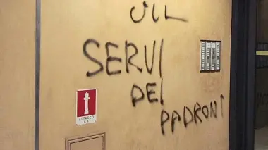 Le scritte contro Cisl e Uil