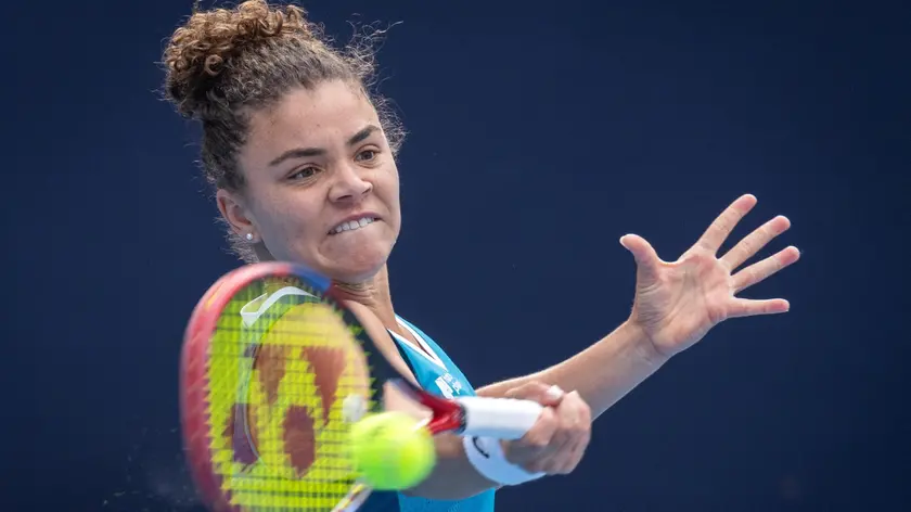 epa11633320 Jasmine Paolini of Italy in action during her round of 32 match against Magda Linette of Poland at the China Open tennis tournament in Beijing, China, 30 September 2024. EPA/JESSICA LEE