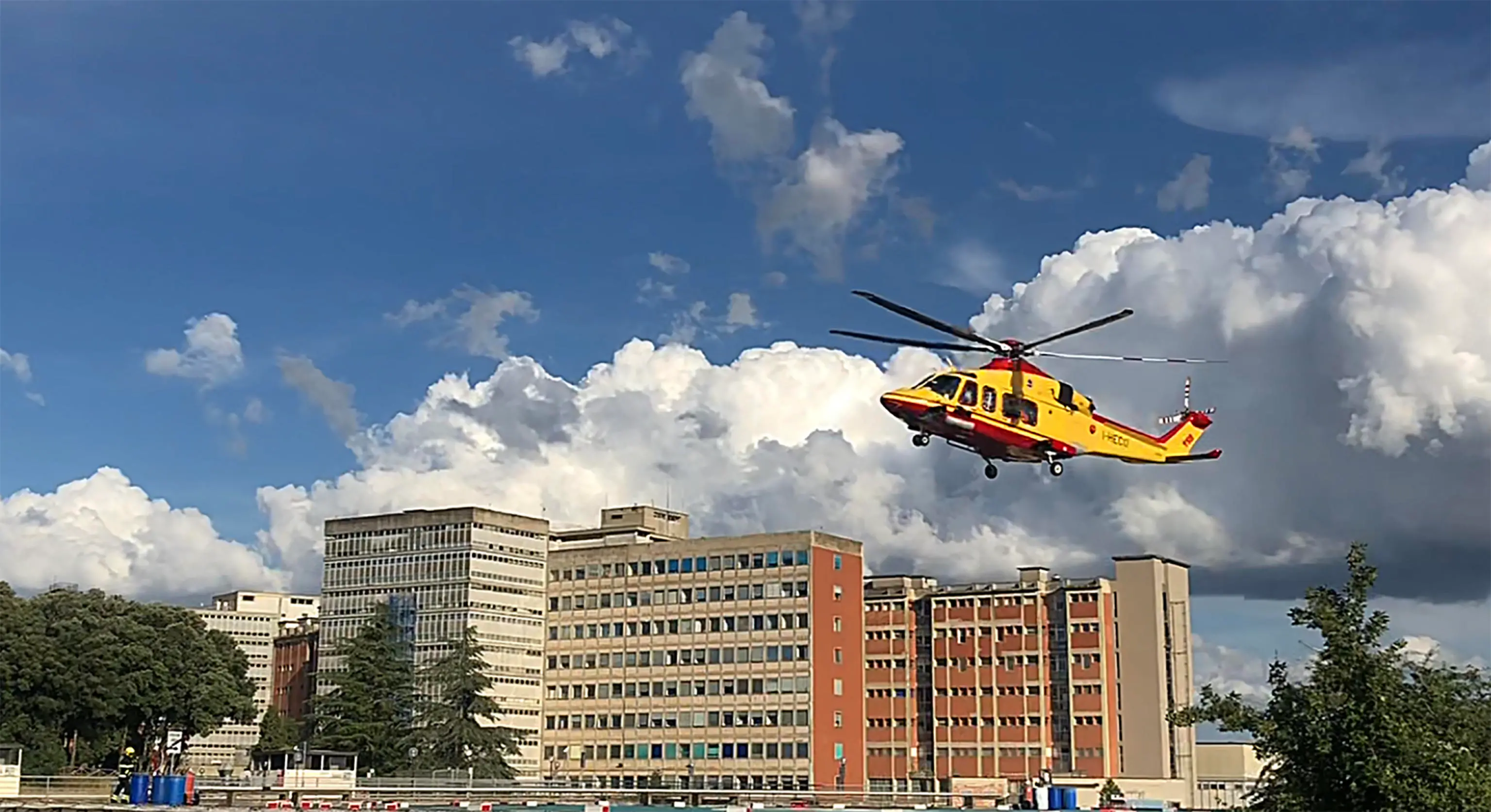 L'elisoccorso che trasporta Zanardi mentre sta per atterrare all'ospedale di Siena