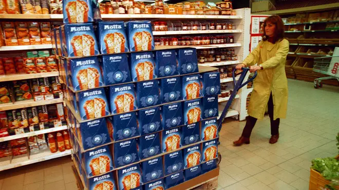 20090603 - PONTEDERA ( PISA) - SPO - NESTLE': PANETTONI ALEMAGNA E MOTTA VERSO BAULI - Una foto di archivio mostra un supermercato che sistema i panettoni. Il gruppo Nestle' ha avviato trattative con la Bauli per la cessione del business dei prodotti dolciari da ricorrenza e dei marchi Motta e Alemagna ad esso direttamente collegati, nonche' del connesso sito produttivo di San Martino Buon Albergo (VR). Resteranno invece di proprieta' Nestle' i marchi Motta e Alemagna nel settore dei gelati e surgelati. ANSA/ FRANCO SILVI / KLD