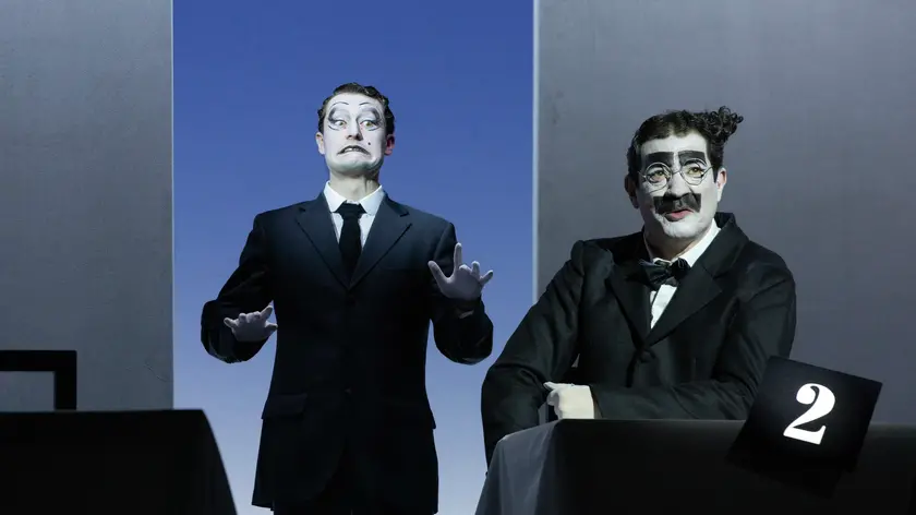 PESSOA. SINCE I’VE BEEN ME regia, scene e luci Robert Wilson testi Fernando Pessoa con Maria de Medeiros, Aline Belibi, Rodrigo Ferreira, Klaus Martini, Sofia Menci, Gianfranco Poddighe, Janaína Suaudeau drammaturgia Darryl Pinckney costumi Jacques Reynaud co-regia Charles Chemin collaboratrice alla scenografia Annick Lavallée-Benny collaboratore alle luci Marcello Lumaca sound designer Nick Sagar trucco Véronique Pfluger stage manager Thaiz Bozano direttore tecnico Enrico Maso collaboratrice ai costumi Flavia Ruggeri consulente letterario Bernardo Haumont commissionato e prodotto da Teatro della Pergola (Firenze), Théâtre de la Ville (Parigi) coprodotto da Teatro Stabile del Friuli Venezia Giulia, Teatro Stabile di Bolzano, São Luiz Teatro Municipal de Lisboa, Festival d’Automne à Paris in collaborazione con Les Théâtres de la Ville de Luxembourg