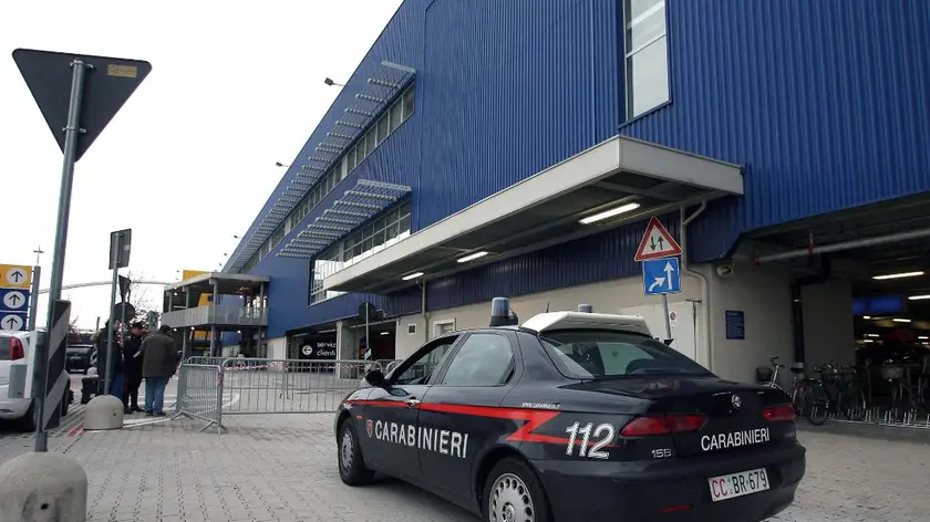 I carabinieri davanti all'Ikea