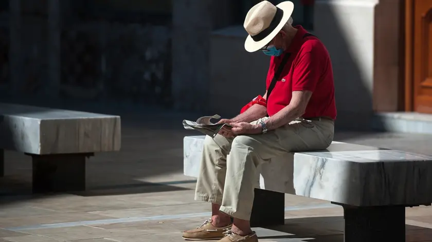 21/05/2020 Malaga. Anziano seduto su una panchina al sole