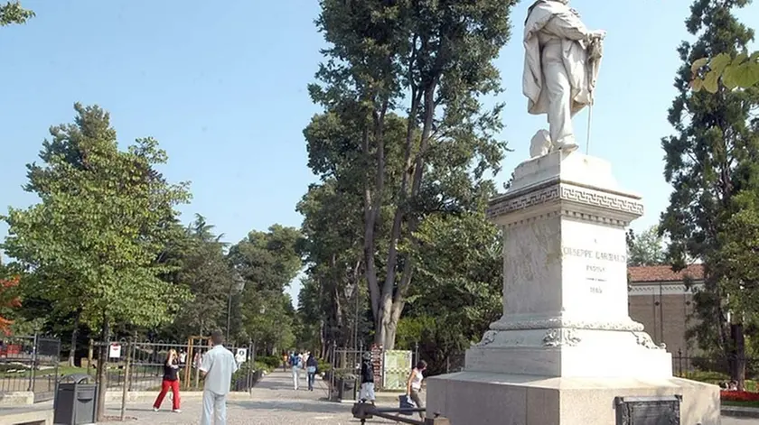 Padova 02 Settembre 2005 G.M. Giardini dell'Arena,MONUMENTO a GARIBALDI (COMELLO) GIARDINI DELL_ARENA-MONUMENTO A GARIBALDI -COMELLO-