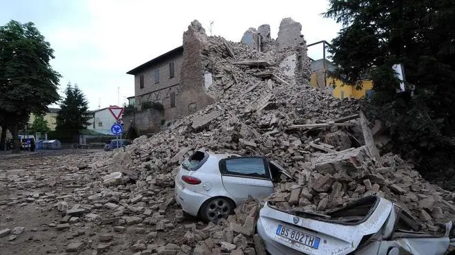 Foto Gianfilippo Oggioni - LaPresse.20-05-2012 Finale Emilia , .Cronaca.Terremoto Finale Emilia.Nella foto: ulteriore crolle di una torre a Finale Emilia .Photo Gianfilippo Oggioni - LaPresse.20 05 2012 Finale Emilia , .earthquake in Finale Emilia.In The pic ulteriore crolle di una torre a Finale Emilia .