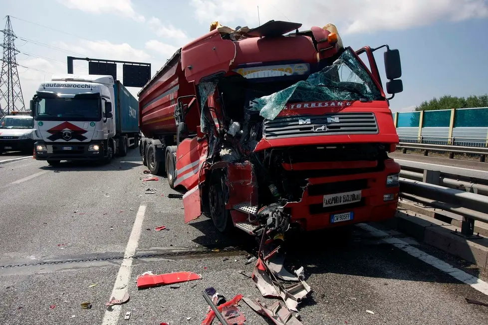 BARON - AGENZIA BIANCHI - PADOVA - INCIDENTE IN TANGENZIALE