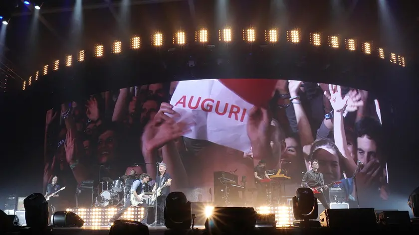 Ligabue durante il concerto (foto Bianchi)