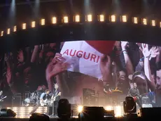 Ligabue durante il concerto (foto Bianchi)